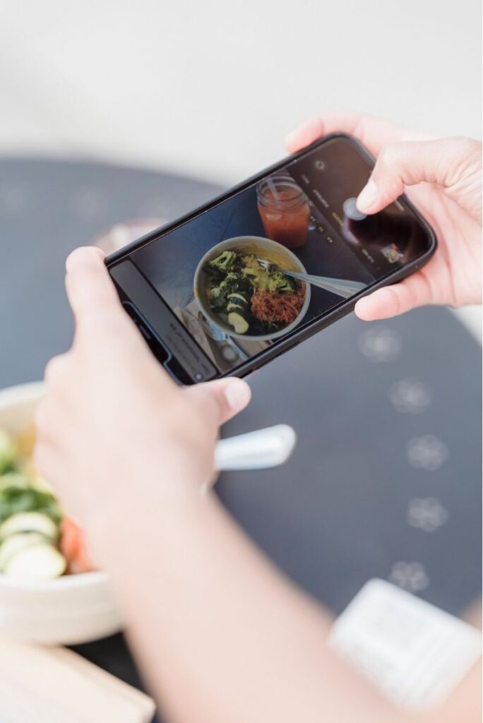 Observer ses repas, comment ils se composent, quel en est l'environnement, quelles sont les émotions, pourquoi mange-t-on…